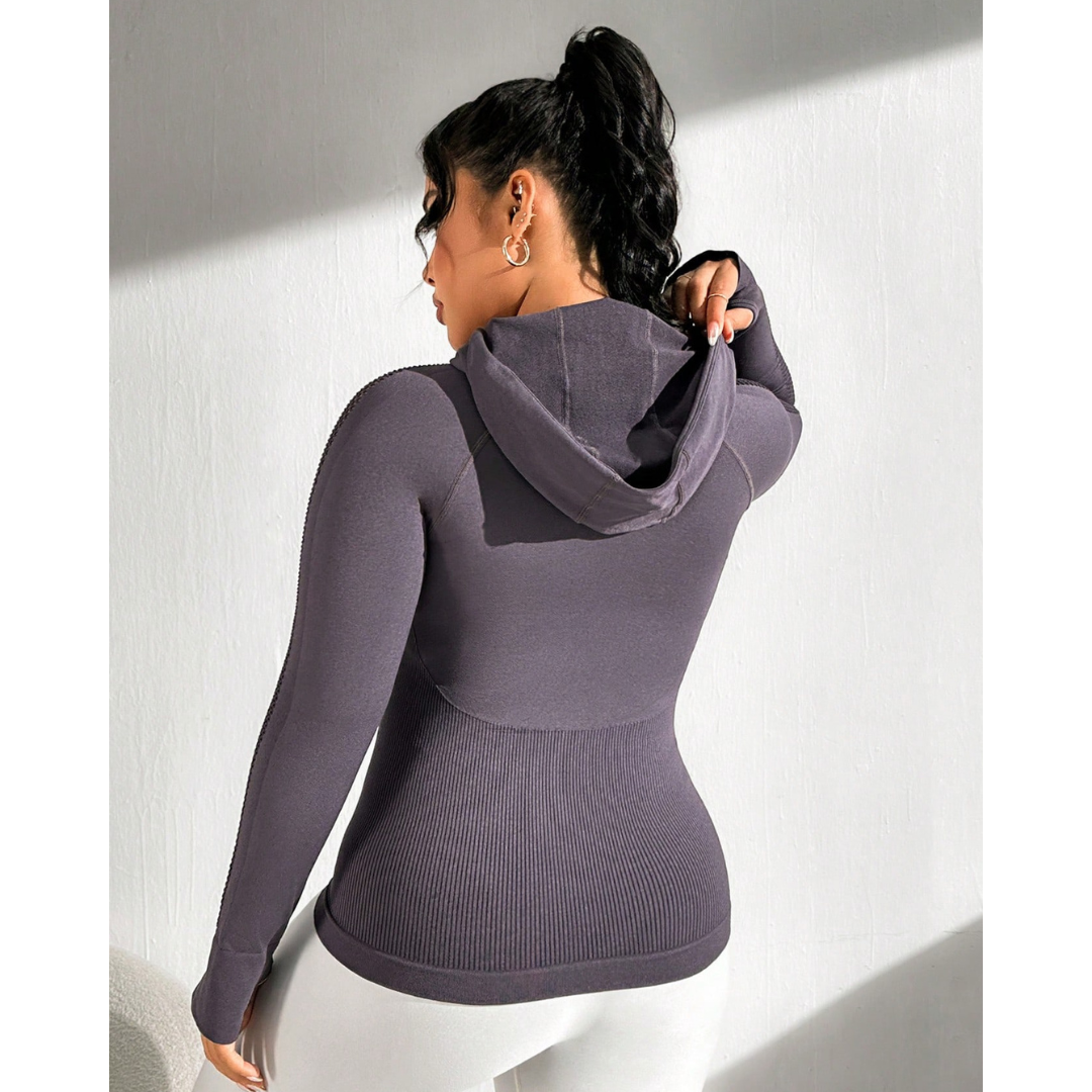 Jaqueta Esportiva Plus Size Com Capuz e Detalhes em Telinha