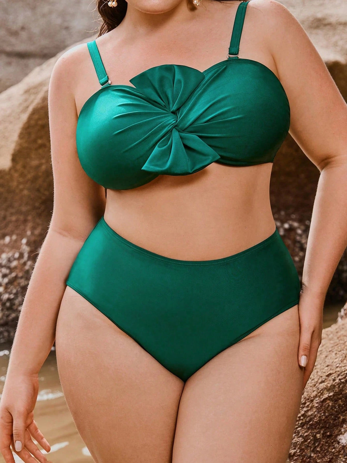 Conjunto de Biquini Rubi com Laço e Saia de Praia - Plus Size