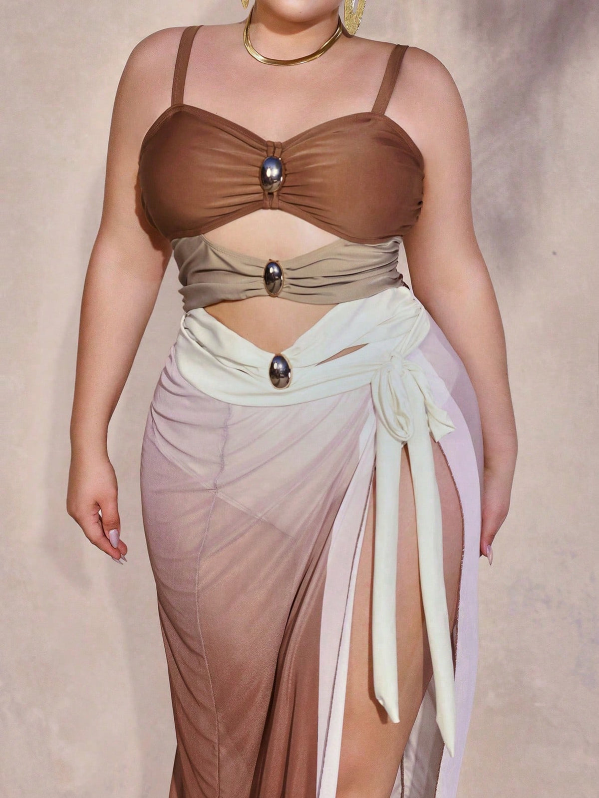 Conjunto de Maiô Estrela Plus Size com Aberturas e Canga de Praia