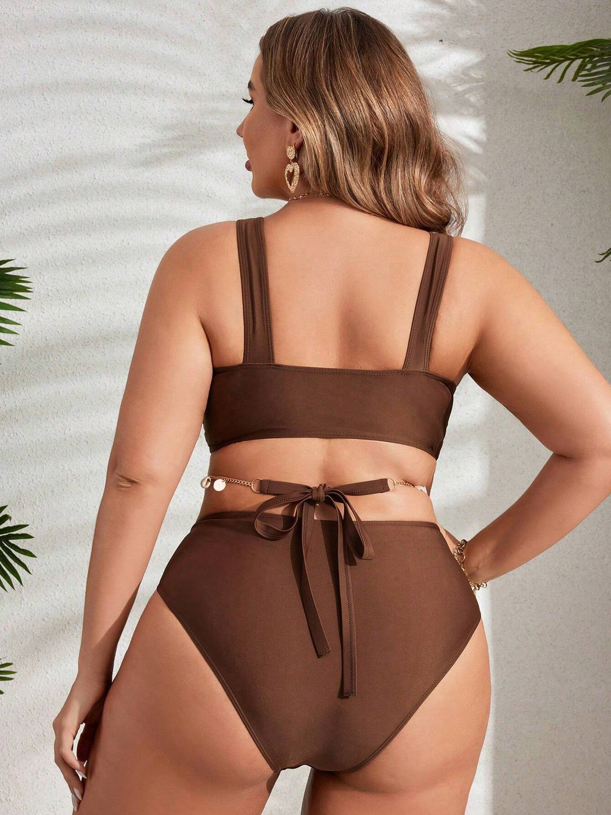 Maiô Plus Size com Cintura Vazada e Detalhes de Anéis e Conchas
