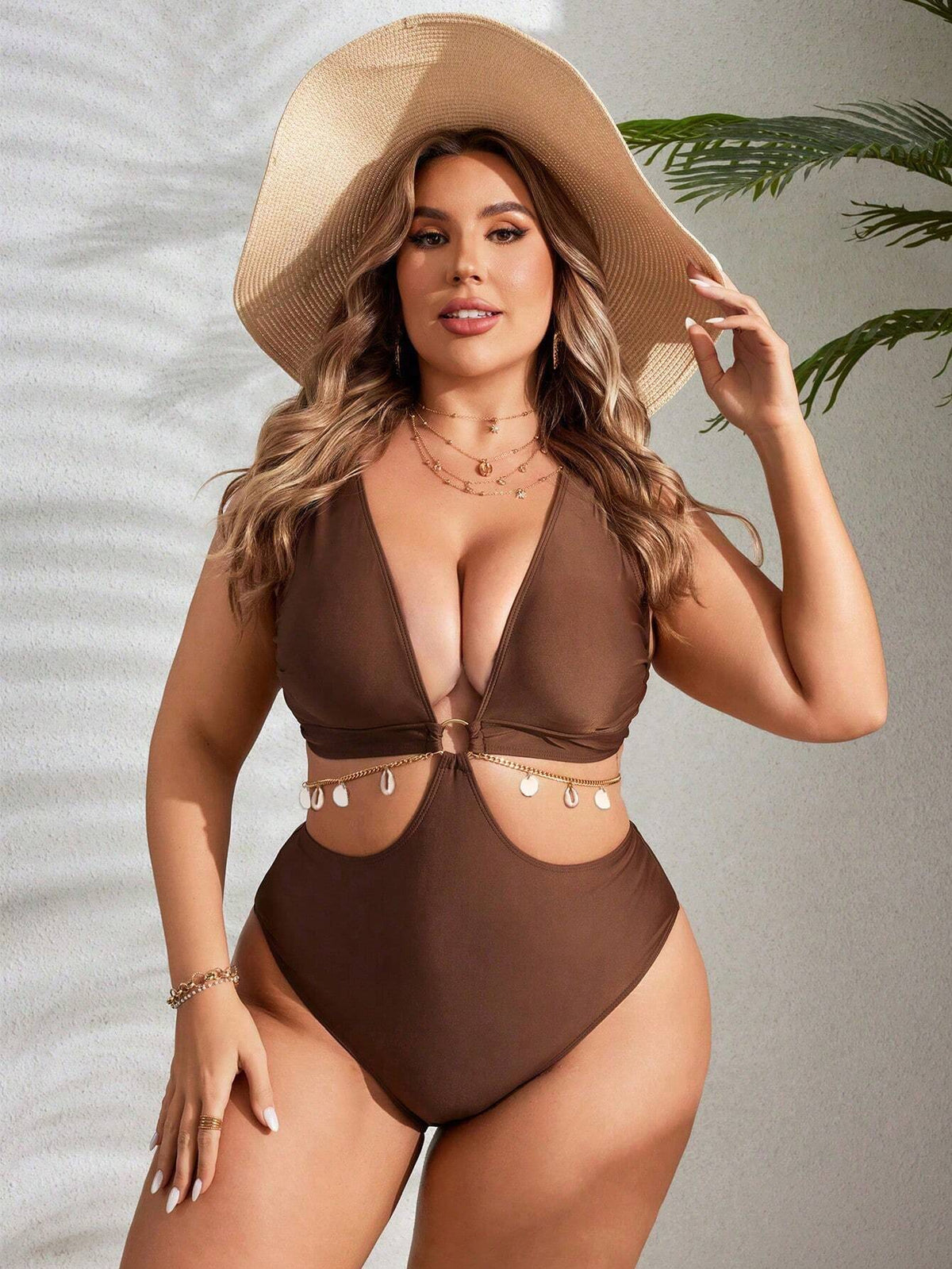 Maiô Plus Size com Cintura Vazada e Detalhes de Anéis e Conchas