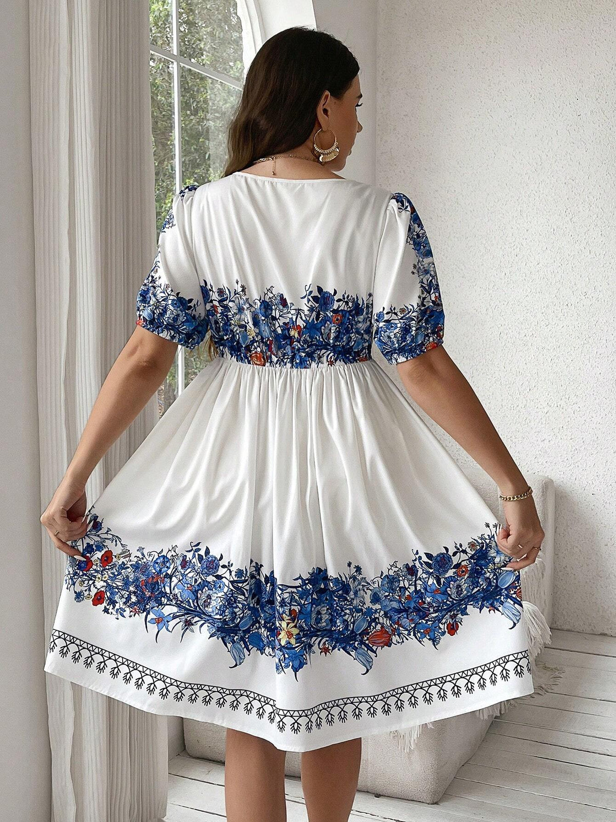 Vestido Floral Plus Size com Decote em V